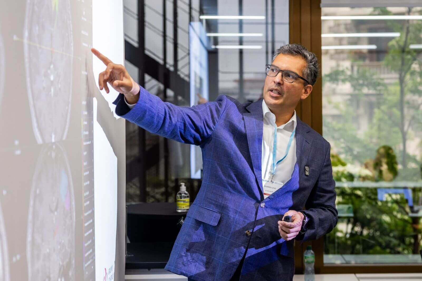 Dr. Eduardo Lovo, neurocirujano y radiocirujano especialista en tumores cerebrales — 5