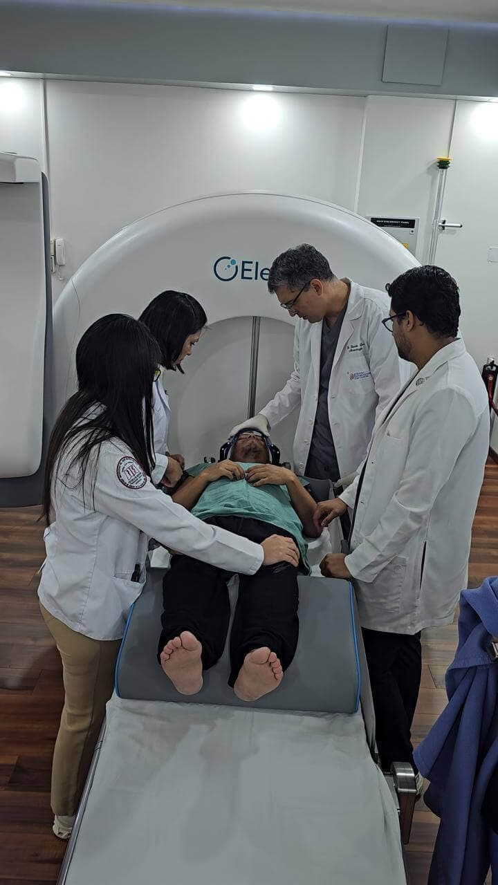 Dr. Eduardo Lovo, neurocirujano y radiocirujano especialista en tumores cerebrales — 6