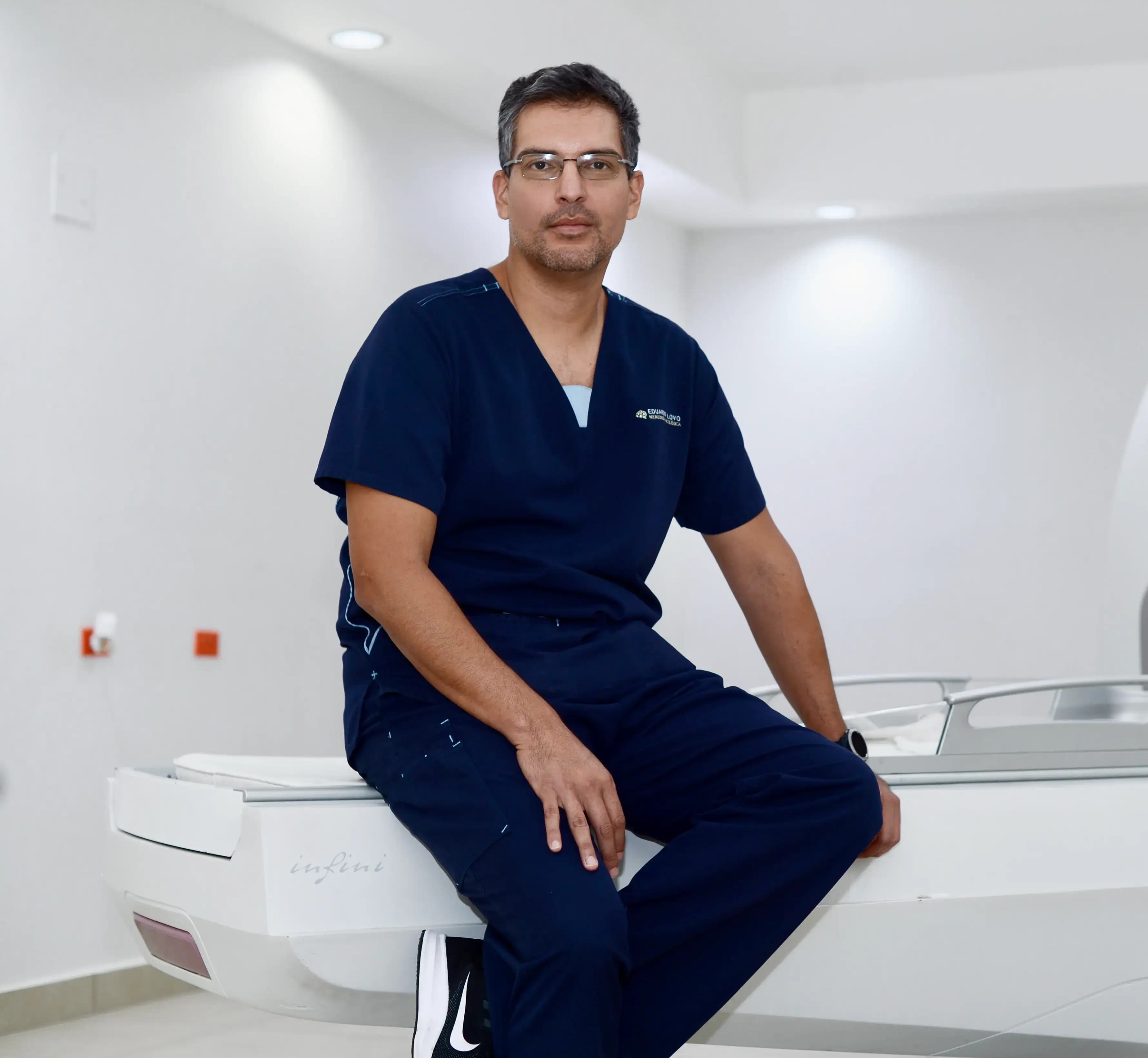 Dr. Eduardo Lovo realizando procedimiento neuroquirúrgico