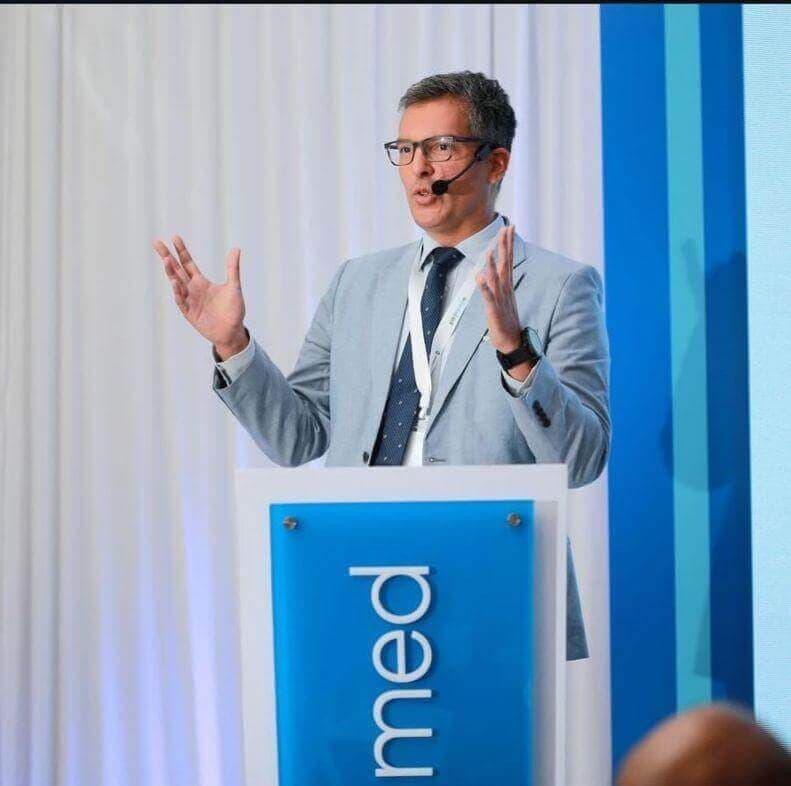 Dr. Eduardo Lovo en cirugía con microscopio quirúrgico