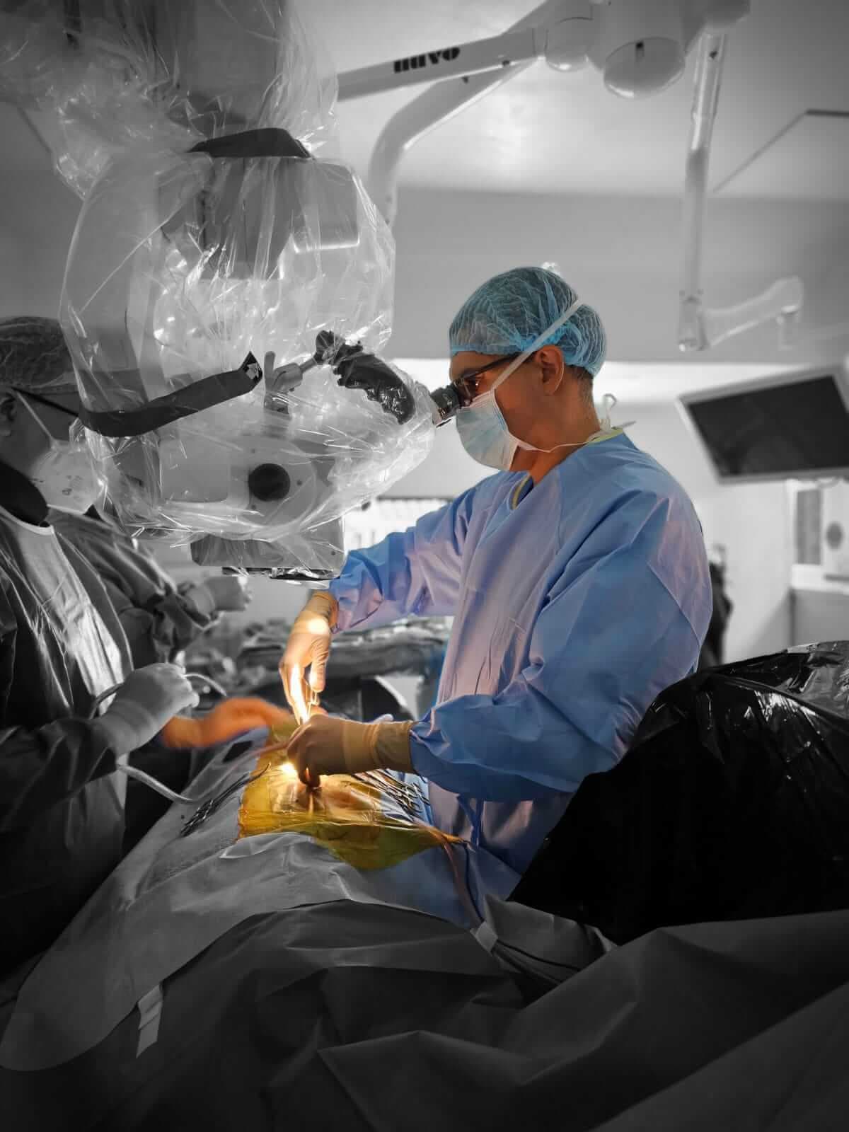 Dr. Eduardo Lovo en centro de radiocirugía Gamma Knife